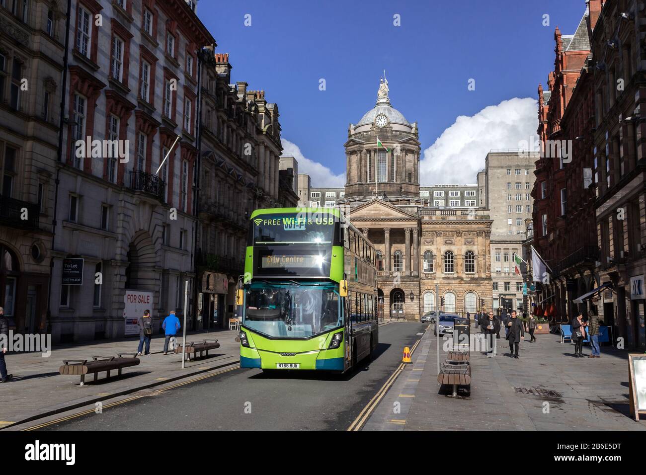 Bus du centre-ville en passant par l'hôtel de ville de Liverpool, Castle Street, Liverpool Banque D'Images