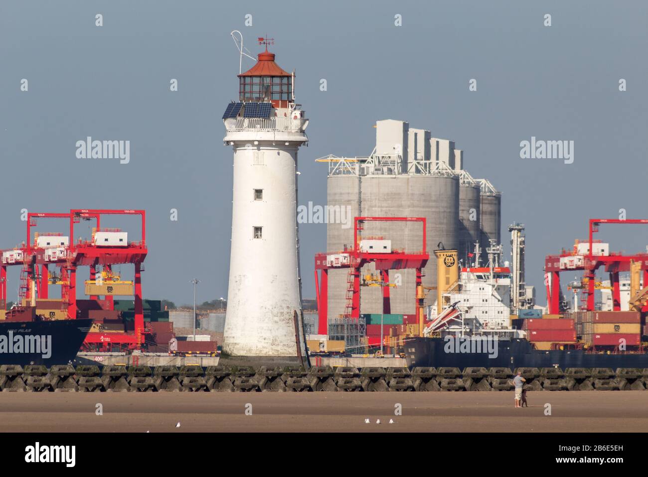 Nouveau phare de Brighton avec grues sur quai Gladstone et silos à grains en arrière-plan Banque D'Images