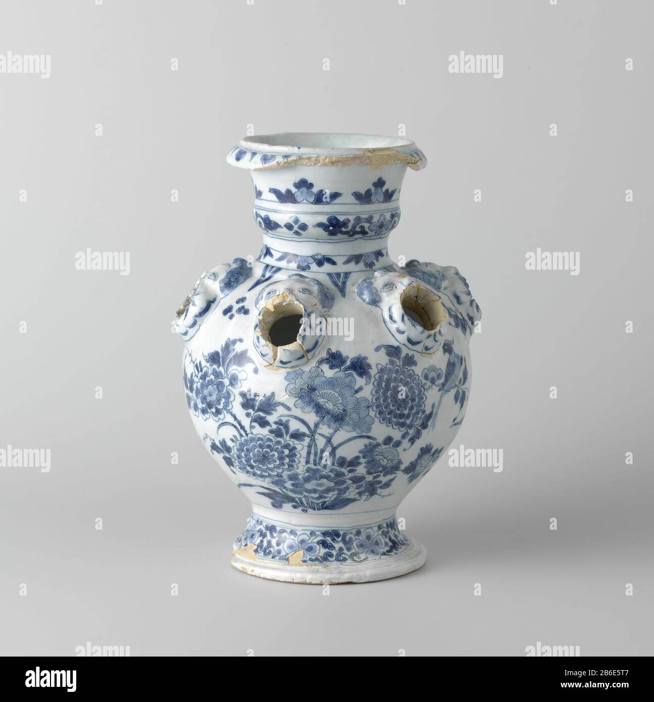 Porte-fleurs, CC-1978-13 Bloemhouder van blauw beschilderde la foi. De vaas bestaat uit twee vazen op elkaar, Banque D'Images