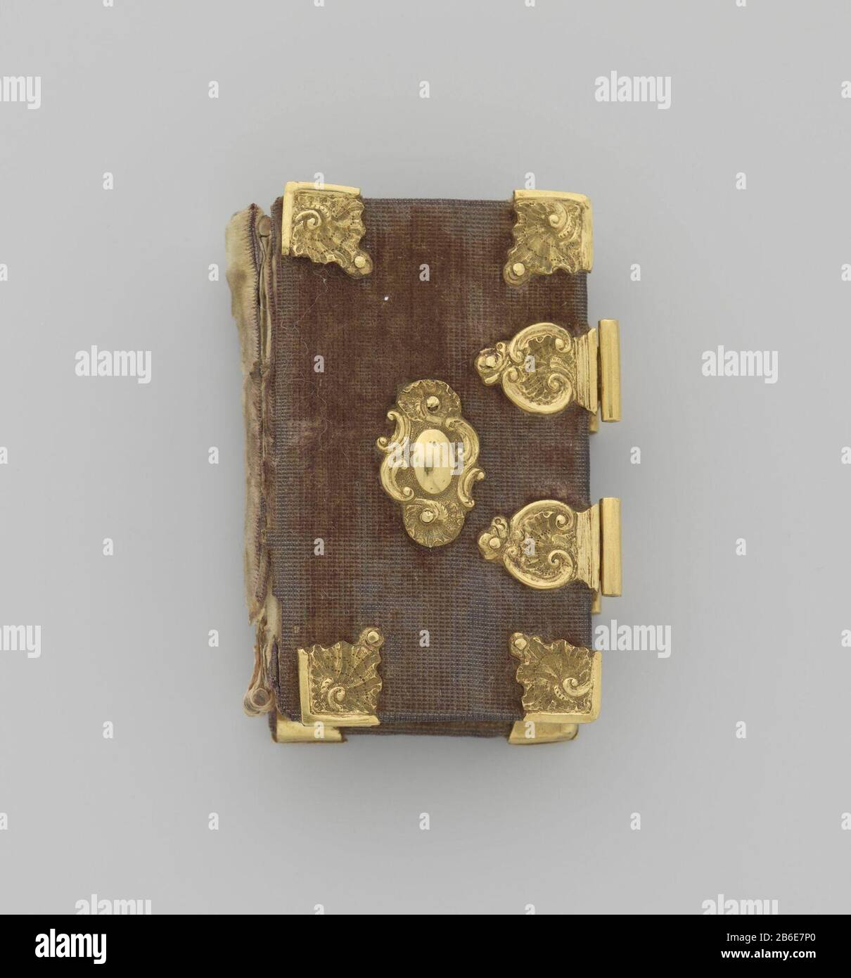 Livre intitulé Core of Bibles Boek, gebonden in bruin zijden fluweel met gouden sluitting intermédiaire en hoekbeslag, versierd met rocaille motieven; snede verguld, schutbladen van roze zijde. Miniatuur boekje uitgegeven à Den Haag bij A. de Groot en Zoonen. MDCCL (1750). Tien katernen van vier bladen, Tachtig pagina's. Fabricant : uitgever: Anthoni de Groot & Zoonengoudsmid: Dirk FortmanPlaats fabrication: Den Haag Dating: 1750 matériau: Papier goud zijde Dimensions: H 5,0 cm. × b 3,3 cm. × d 1,5 cm. Banque D'Images