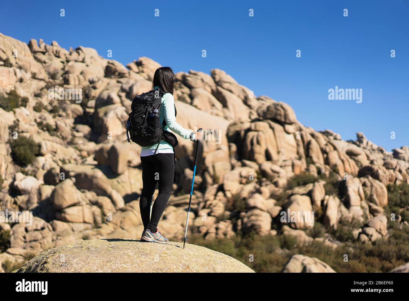 Une jeune femme randonneur à la Pedriza, parc national de montagne de Guadarrama à Manzanares El Real, Madrid, Espagne. Banque D'Images