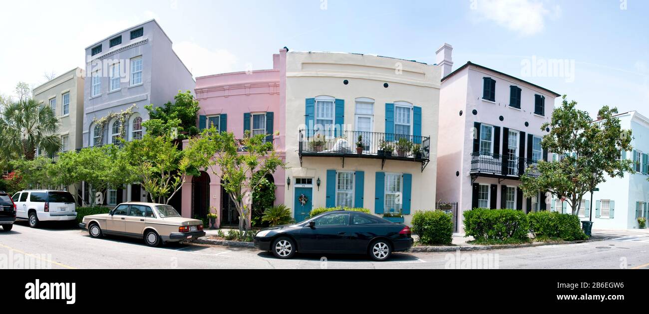 Maisons colorées Rainbow ROW le long d'une rue, East Bay Street, Charleston, Caroline du Sud, États-Unis Banque D'Images Maisons colorées Rainbow ROW le long d'une rue, East Bay Street, Charleston, Caroline du Sud, États-Unis Banque D'Images
