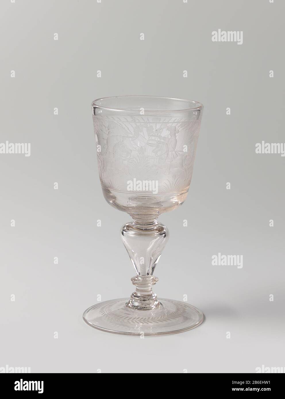 Bocal avec deux dueling cavaliers Bokaal rencontré conische voet en holle balusterstam met schijven. Op de kelk een gegraveerde voorstelling van twee duelerende ruiters met des pistes. Fabricant : glasblazer: Anoniemglasgraveur: AnoniemPlaats fabrication: Bohemen (mogelijk) rencontres: CA. 1700 - env. 1725 kenmerken physique: Helder, kleurloos glas met radigravure matériau: Glas Techniek: Radigrave / glasblazen Dimensions: H 20,3 cm. × d 11,3 cm. Banque D'Images