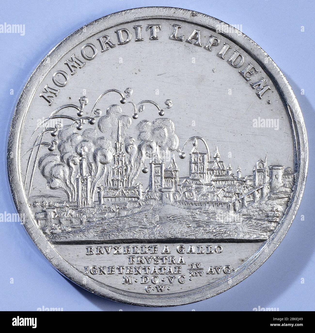 Le bombardement de Bruxelles par les Français a repris Les Noms de William III Silver Medal. Front: Ville pendant le bombardement dans la légende; coupure: Inscription. Inverse: Namur dans la légende, sous la rubrique; coupure: Opschrift. Fabricant : Christian WermuthPlaats fabrication: Gotha Date: 1695 matériau: Silver technique: Dimensions du magasin: D 4.2 cm. × 29.44 g gr Objet: Siège et conquête de Namur (1695) bombardement de Bruxelles Neuf Ans Guerre Quand: 1695-08-14 - 1695-09-01 Banque D'Images