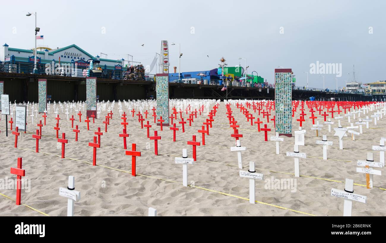 Croix marquant des soldats perdus pendant la guerre en Irak à Arlington West Memorial, Santa Monica Beach, Californie, États-Unis Banque D'Images