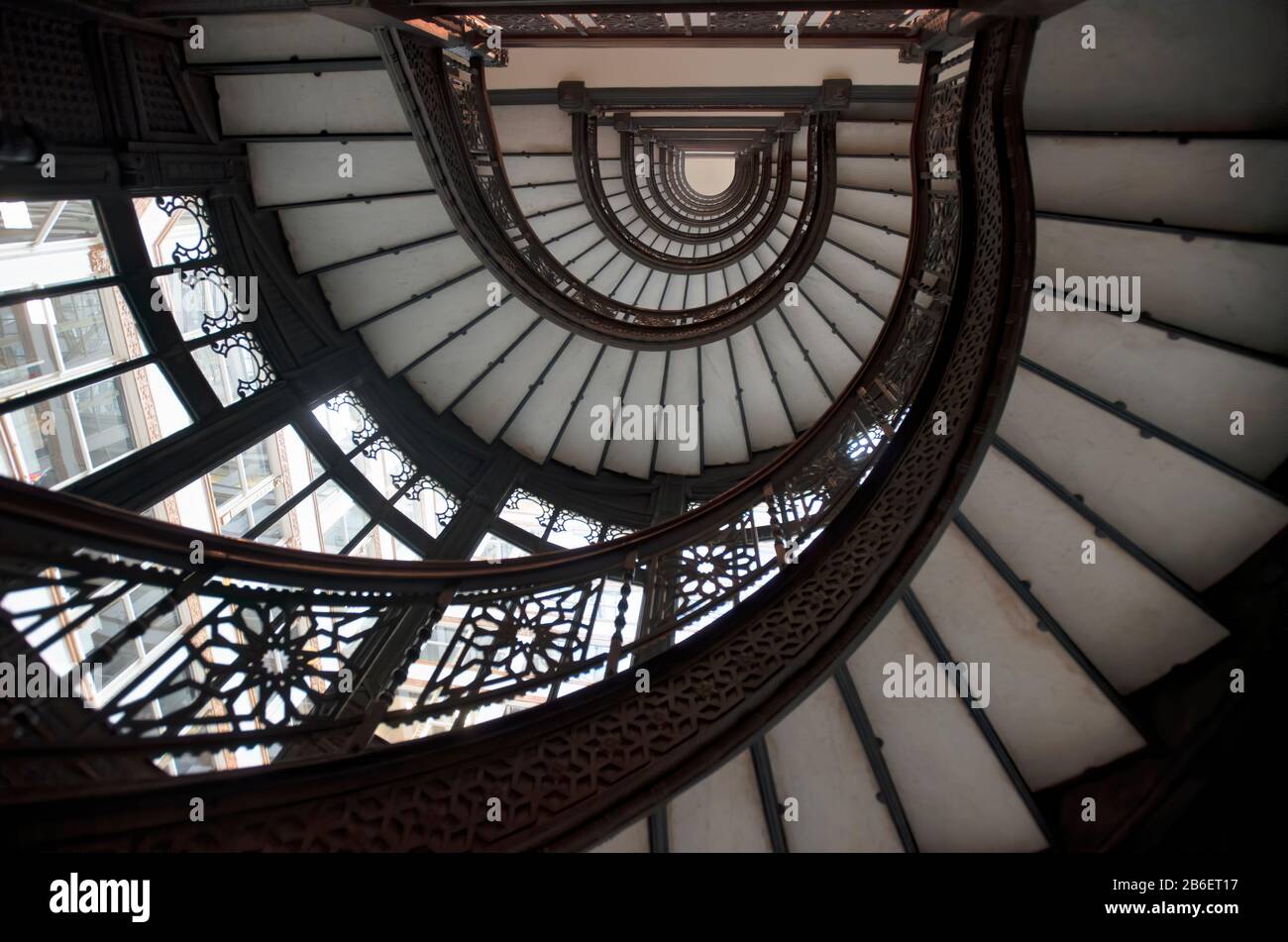 Chicago, Illinois, États-Unis. Escalier en colimaçon ornemental menant vers le haut depuis le hall du Rookery Building de Chicago. Banque D'Images