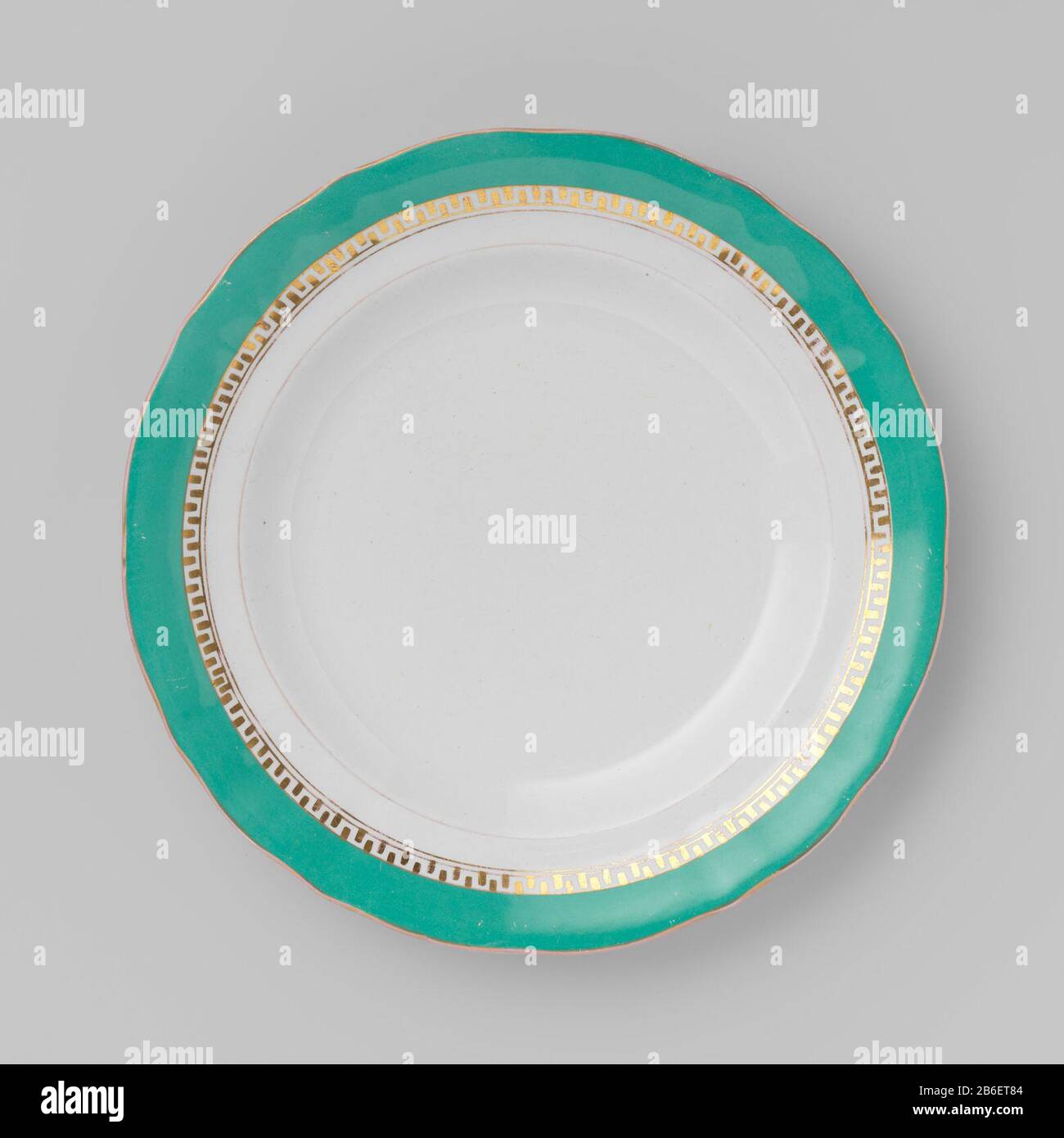 Plaque avec bordure verte et bande grecque dorée bord van aardewerk, geschuppt, rencontre le groupe groene rand en gouden Griekse. Fabricant : Petrus ReoutPlaats fabrication: Maastricht Dating: CA. 1865 matériau: Aardewerk Techniek: Transferdecor Dimensions: H 3,1 cm. × d 25,3 cm. Banque D'Images