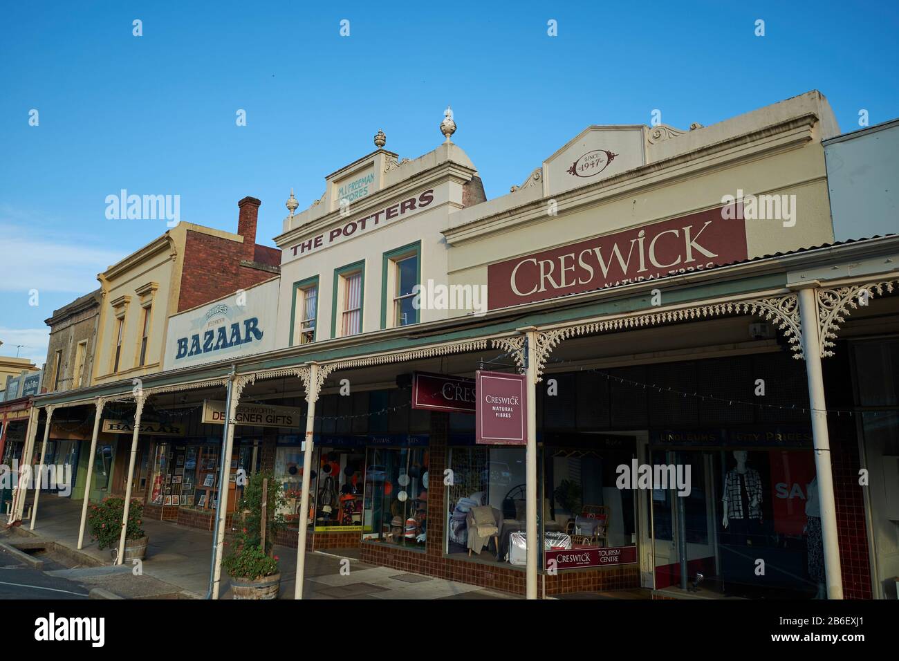 L'une des principales rues commerciales avec Olde Time regardant des magasins. À Beechworth, Victoria, Australie. Banque D'Images