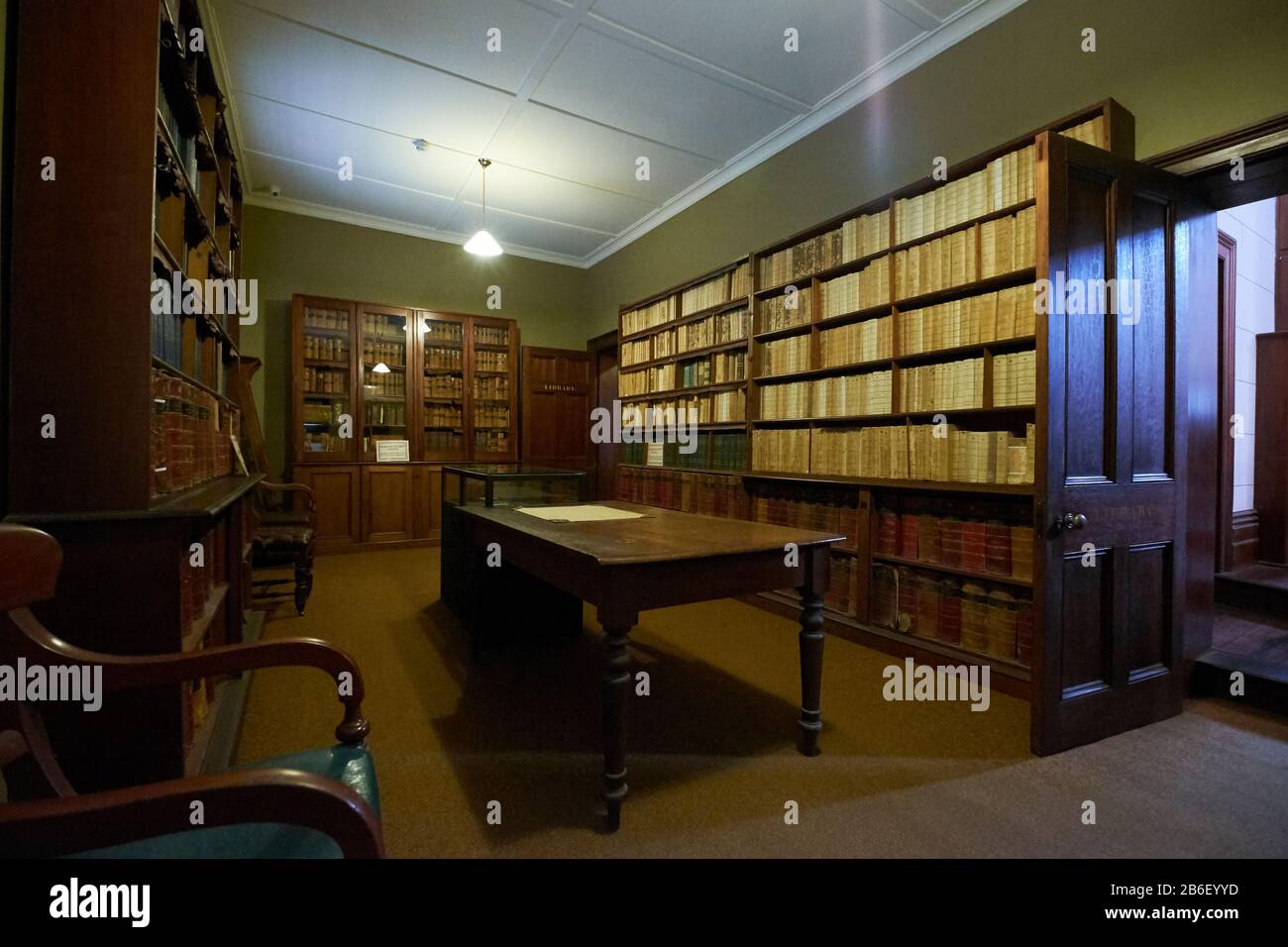 La salle de la bibliothèque de droit du vieux palais de justice, maintenant un musée. À Beechworth, Victoria, Australie. Banque D'Images