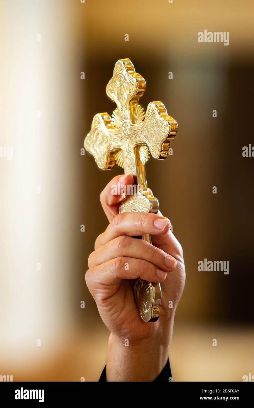 Prêtre du Saint-père tenant un symbole de croix dorée pendant la cérémonie sacrée Banque D'Images