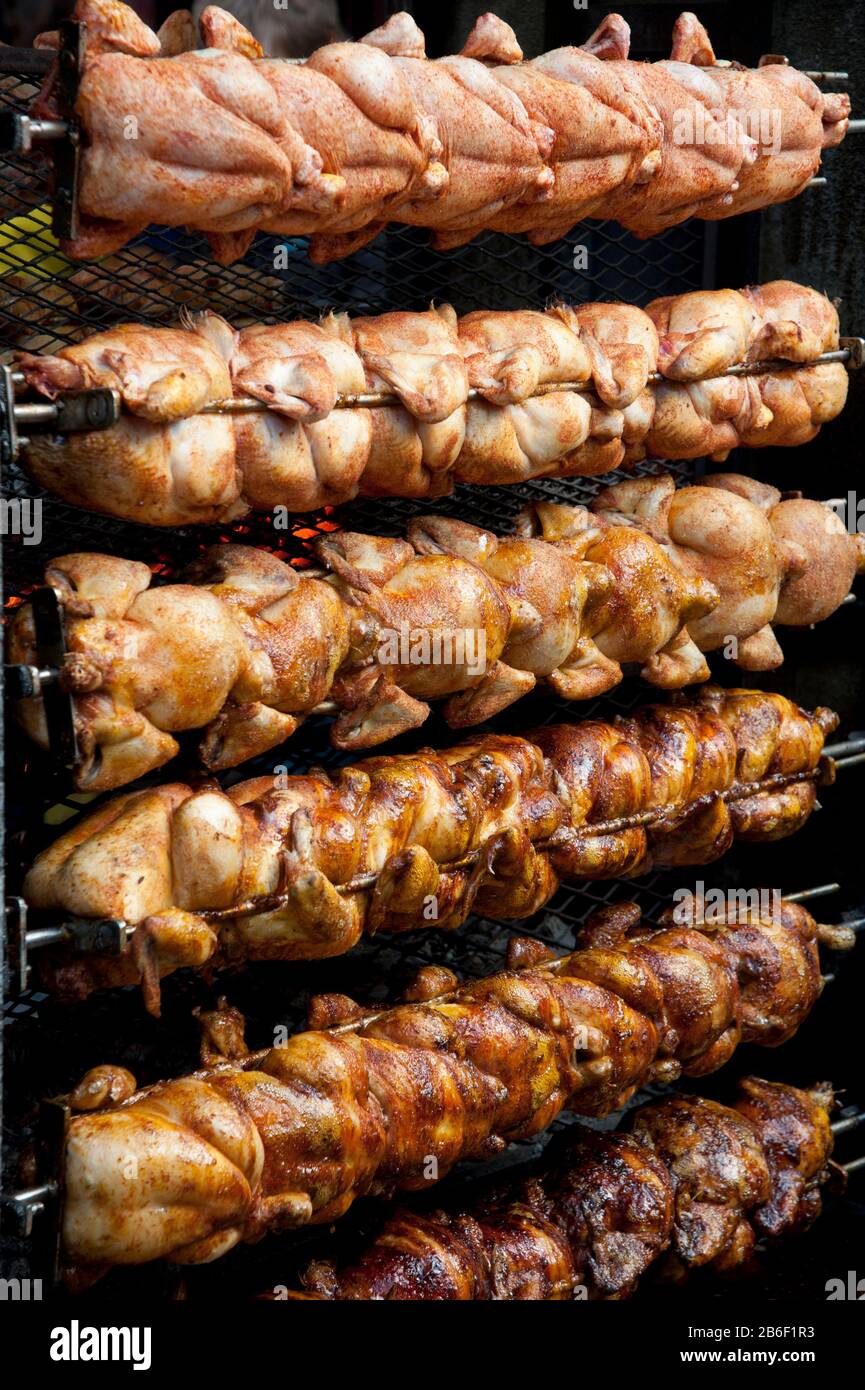 Poulets cuits sur rôtisserie pendant la fête, Melk, Basse-Autriche, Autriche Banque D'Images