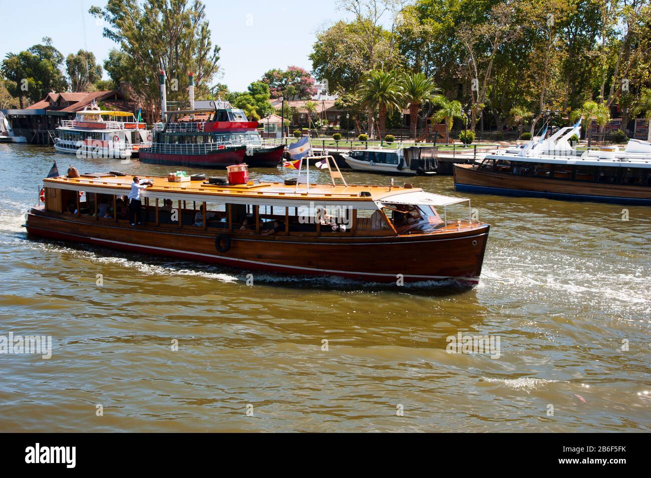 Bateau transportant des navetteurs locaux le long du canal, Tigre, province de Buenos Aires, Argentine Banque D'Images