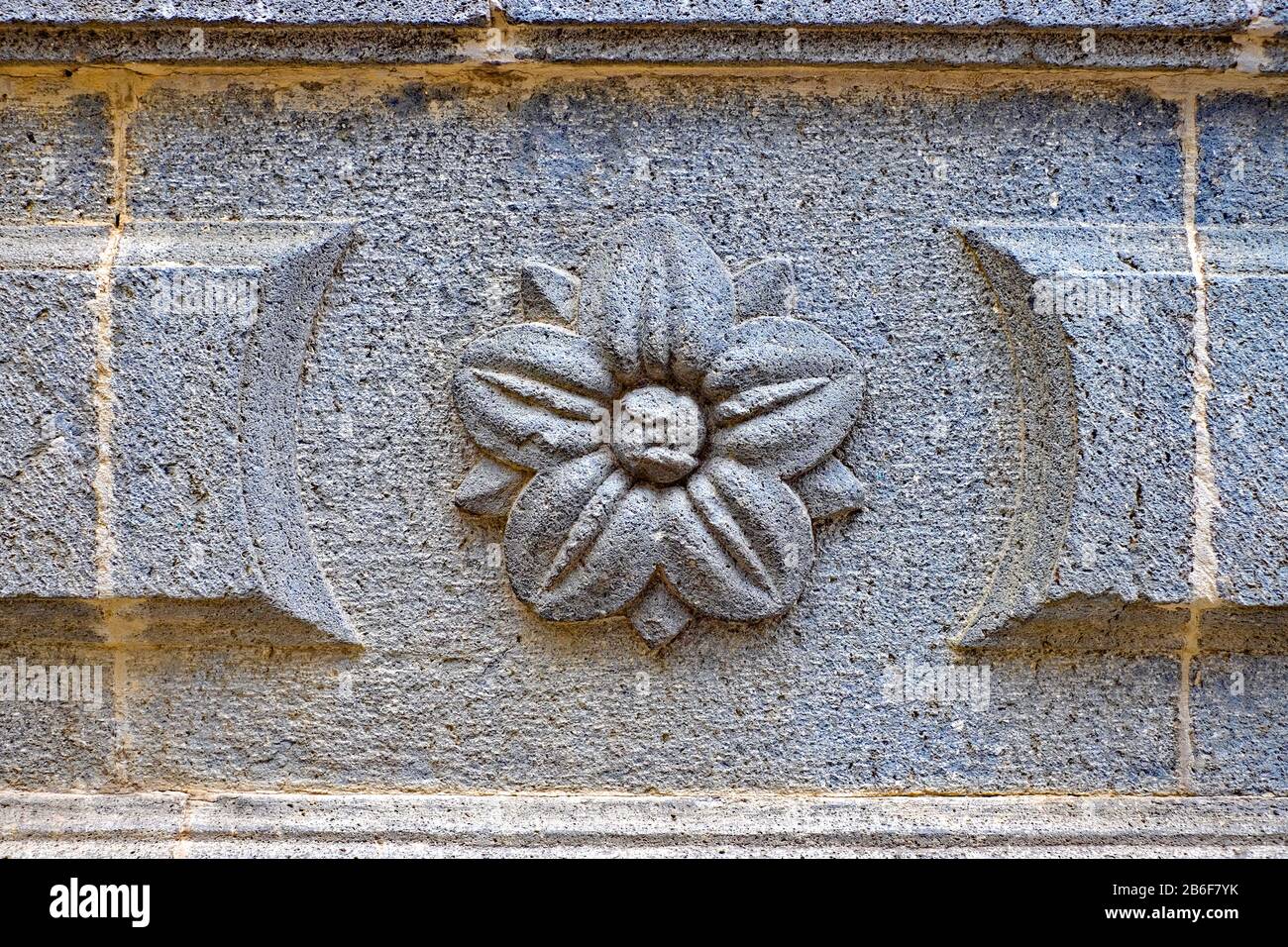 Décoration florale en grès sur un vieux bâtiment. Banque D'Images