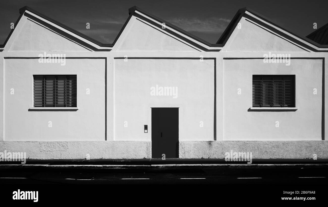 Hangar d'usine à l'ancienne avec toit en zigzag et fenêtres dans la rue Orobia, près de Fondazione Prada, dans la via Orobia, Milan, Italie. Banque D'Images