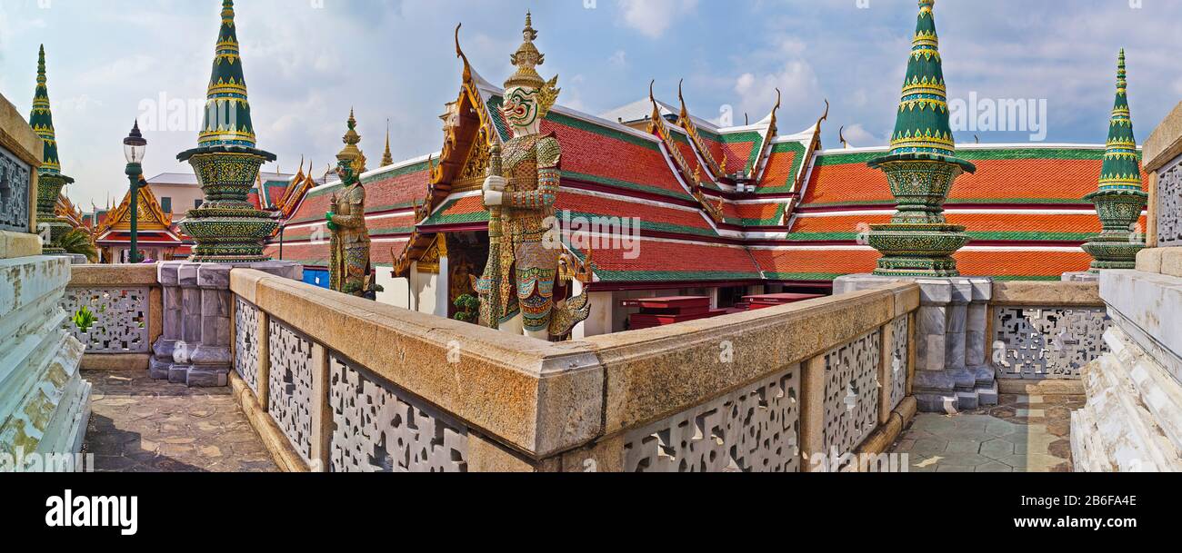 Statues dans un temple, Wat Phra Kaeo, Grand Palais, Bangkok, Thaïlande Banque D'Images