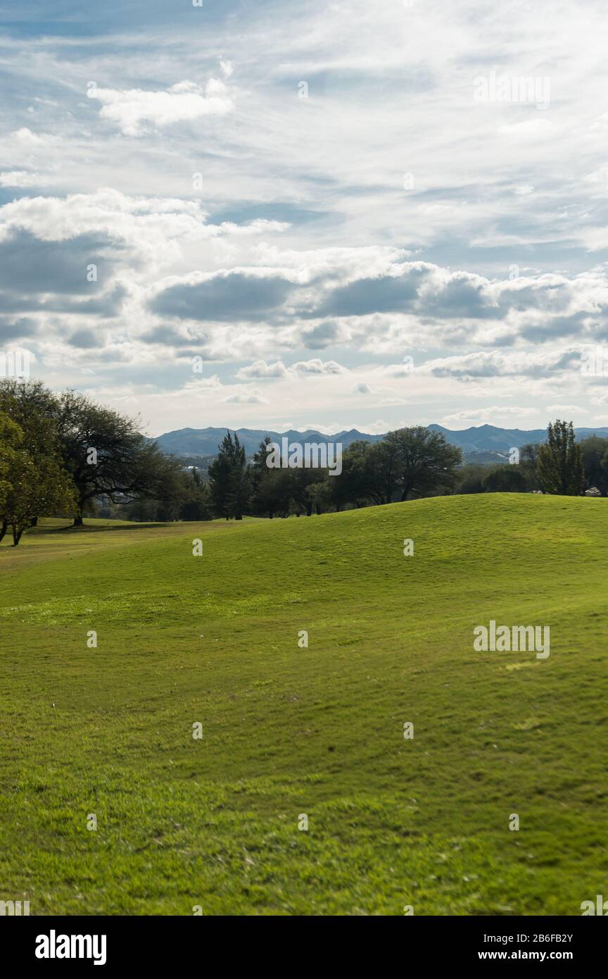 Vue sur le parcours de golf vide avec les chaînes de montagnes et les arbres de Cordoba Argentine Banque D'Images