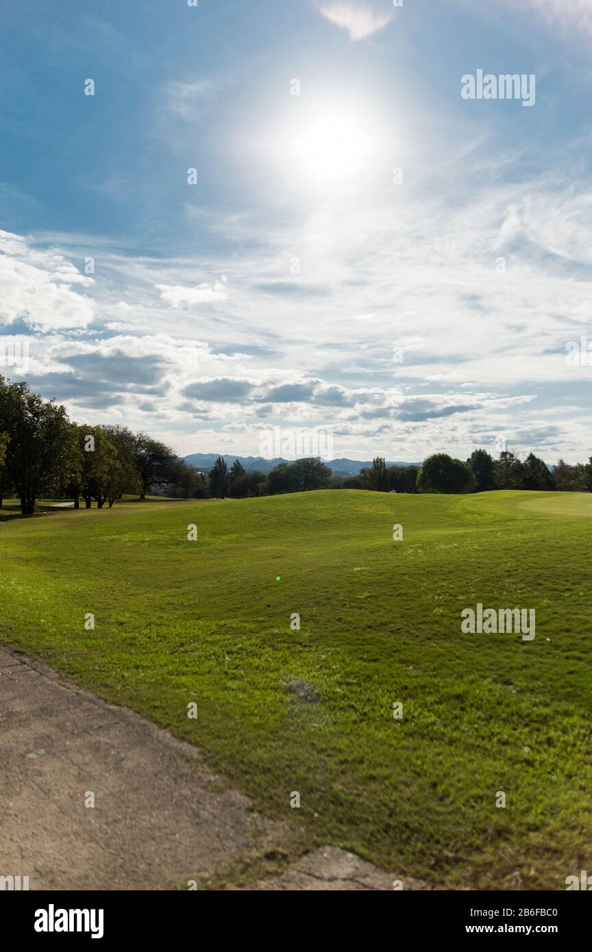 Vue sur le parcours de golf vide avec les chaînes de montagnes et les arbres de Cordoba Argentine Banque D'Images