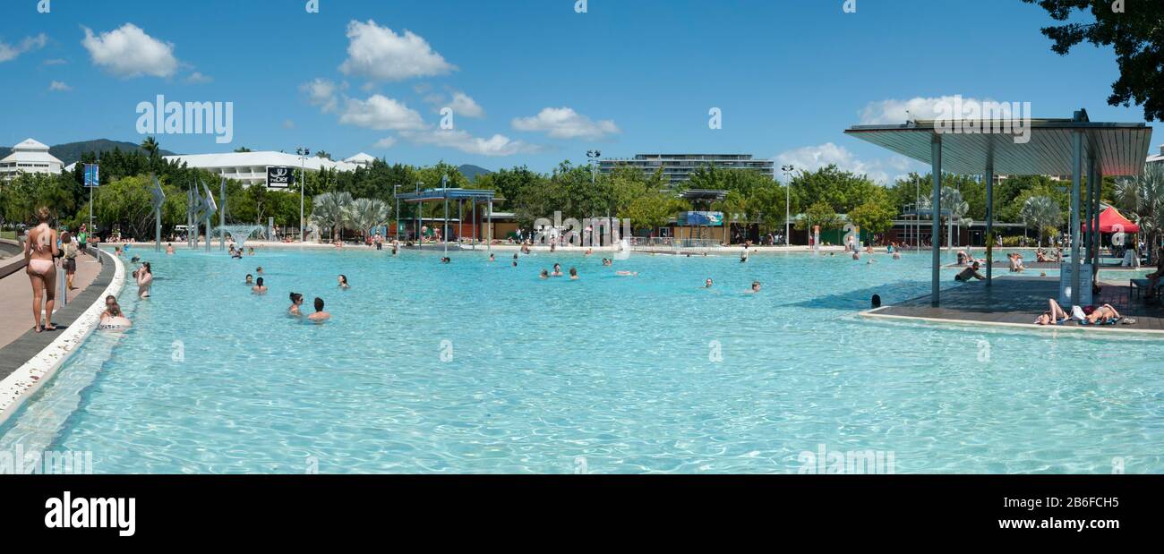 Les personnes qui apprécient dans une piscine sur l'Esplanade, Cairns, Queensland, Australie Banque D'Images