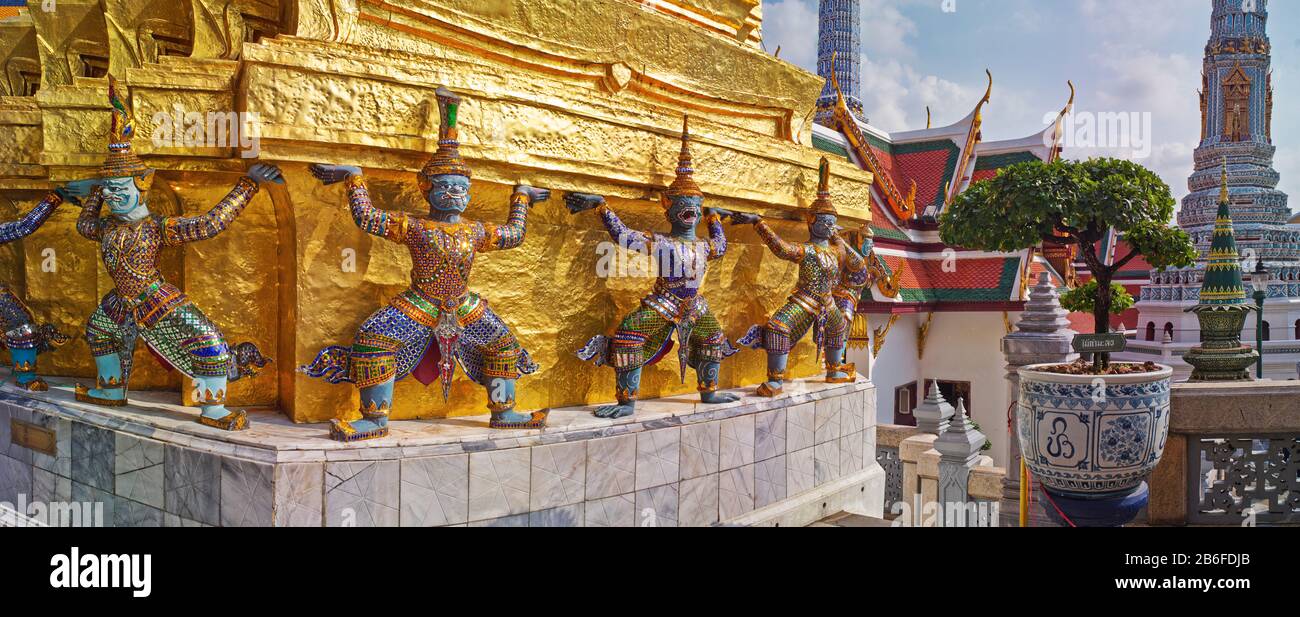 Statues dans un temple, Wat Phra Kaeo, Grand Palais, Bangkok, Thaïlande Banque D'Images