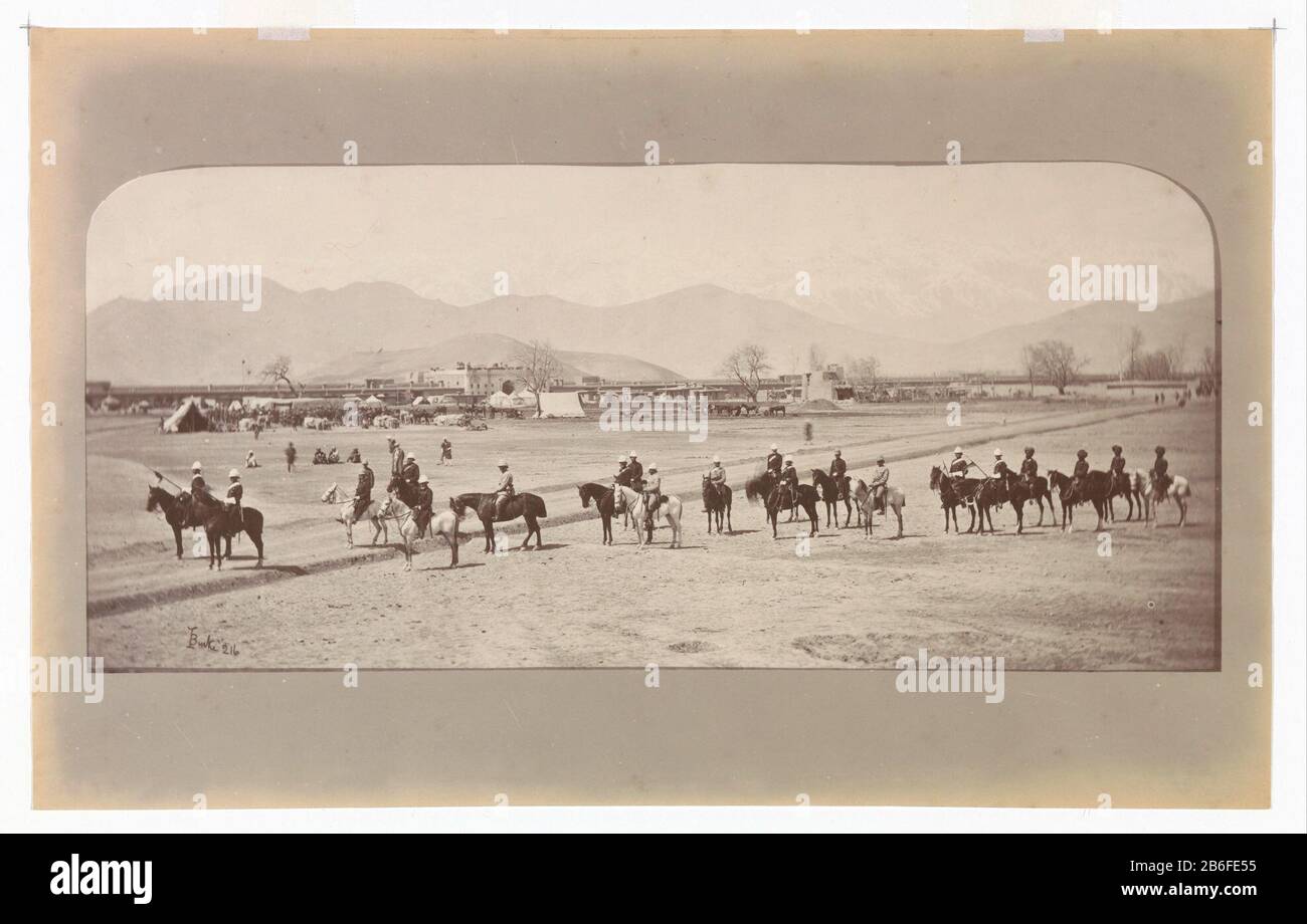 Unité de l'armée britannique à cheval près d'un camp afghan unité de l'armée britannique à cheval près d'un camp afghan type d'objet: Photo Numéro d'article: RP-F F80180 Inscriptions / marques: Inscription verso, écrit: 'Gene. Roberts and staff' Fabricant : photographe John Burke Lieu fabrication: Afghanistan Date: 1878 - 1879 Caractéristiques physiques: Albumen matière d'impression: Technique du papier: Albumen dimensions d'impression: Photo: H 128 mm × W mblad: H 196 mmOnderwerp Banque D'Images