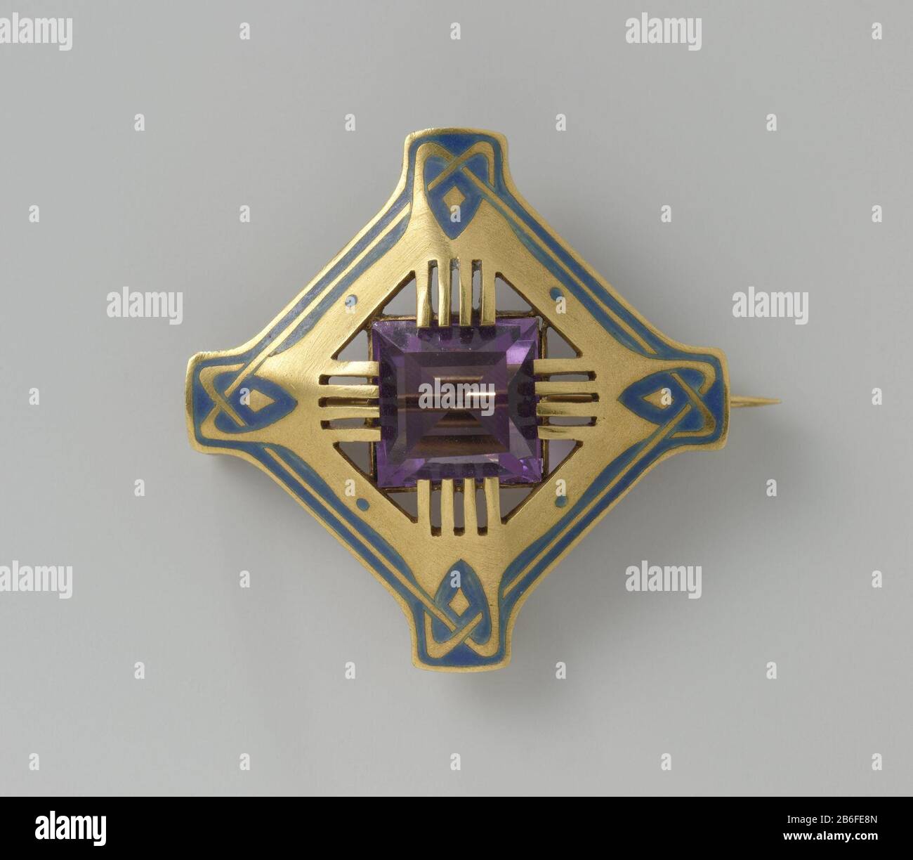 Broche Broche van goud en Blauw email, rencontré een amethist. Fabricant : edelsmid: Lodewijk Willem van Kooten (II)onwerper: Bert Nienhuis (I)Plaats fabrication: Amsterdam Dating: CA. 1908 - ca. 1911 kenmerken physique: Gedeeltelijk geëmailleerd goud en améthiste matériel: Goud amethist email Techniek: Emailleren Dimensions: H 3 cm. × b 3 cm. Banque D'Images