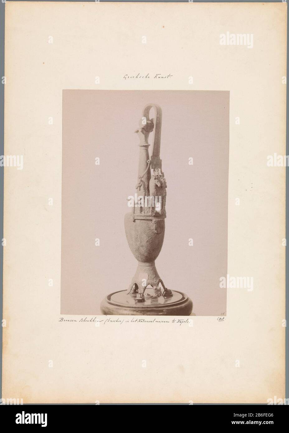 Pichet en bronze au Museo Nazionale de Naples pichet en bronze au Museo Nazionale de Naples Type de bien: Photographies Numéro d'article: RP-F 00-3897 Inscriptions / marques: Numéro, recto: (115) inscription recto manuscrit 'Grec Art Bronze Jug (Önochoe) au Musée National de Napels'opschrift, recto manuscrit 'CWN.' (état de CW Nijhoff, directeur de Kunstnijverheidschool Quellinus.) marque du collectionneur, verso, estampillée 'Quellinuschool Frans Halsstraat' 14. Amsterdam' Fabricant : photographe: Banque D'Images