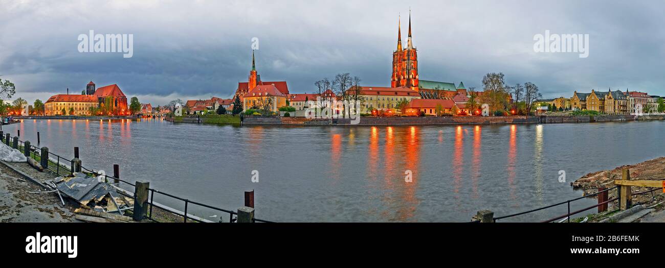 Rivière avec une cathédrale en arrière-plan, Oder River, Cathedral Island, Wroclaw, Silesia, Pologne Banque D'Images