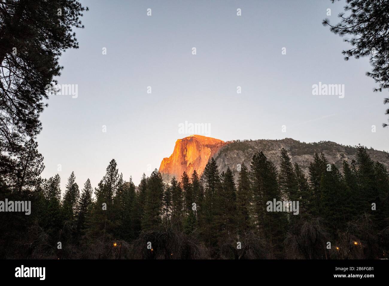 Half Dome Peak et Granite falaises dans le parc national de Yosemite, Californie, États-Unis Banque D'Images