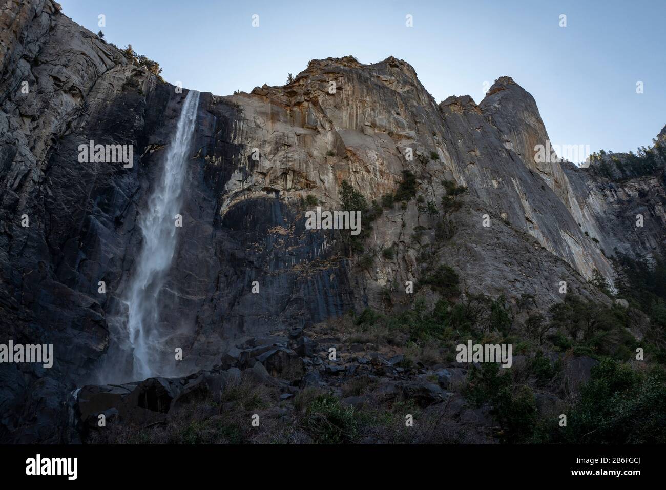 Bridalveil Falls dans la région de Yosemite National Park, California, USA Banque D'Images