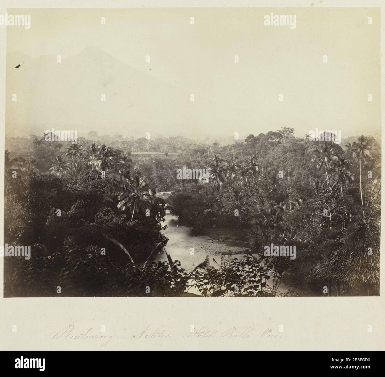 Buitenzorg - Back Hotel Belle-vue (titre objet) Buitenzorg - Back Hotel Belle-vue (titre objet) Type de propriété: Photographies Numéro d'article: Ng-2011-29-3 Inscriptions / marques: Inscription sous la photo, manuscrit: 'Buitenzorg - Back Hotel Belle-vue 'Descriptio: Vue sur le paysage forestier avec rivière située derrière l'hôtel Belle-vue à Buitenzorg. Partie de l'album photo vert avec des photos de Java, de la tenue de pharmacien Specht-Grab, qui en 1865 de Batavia aux Pays-Bas terugkeerde. Fabricant : Photographe: Woodbury & Page Lieu De Fabrication: Buitenzorg Date: 1863 - 1869 Physic Banque D'Images