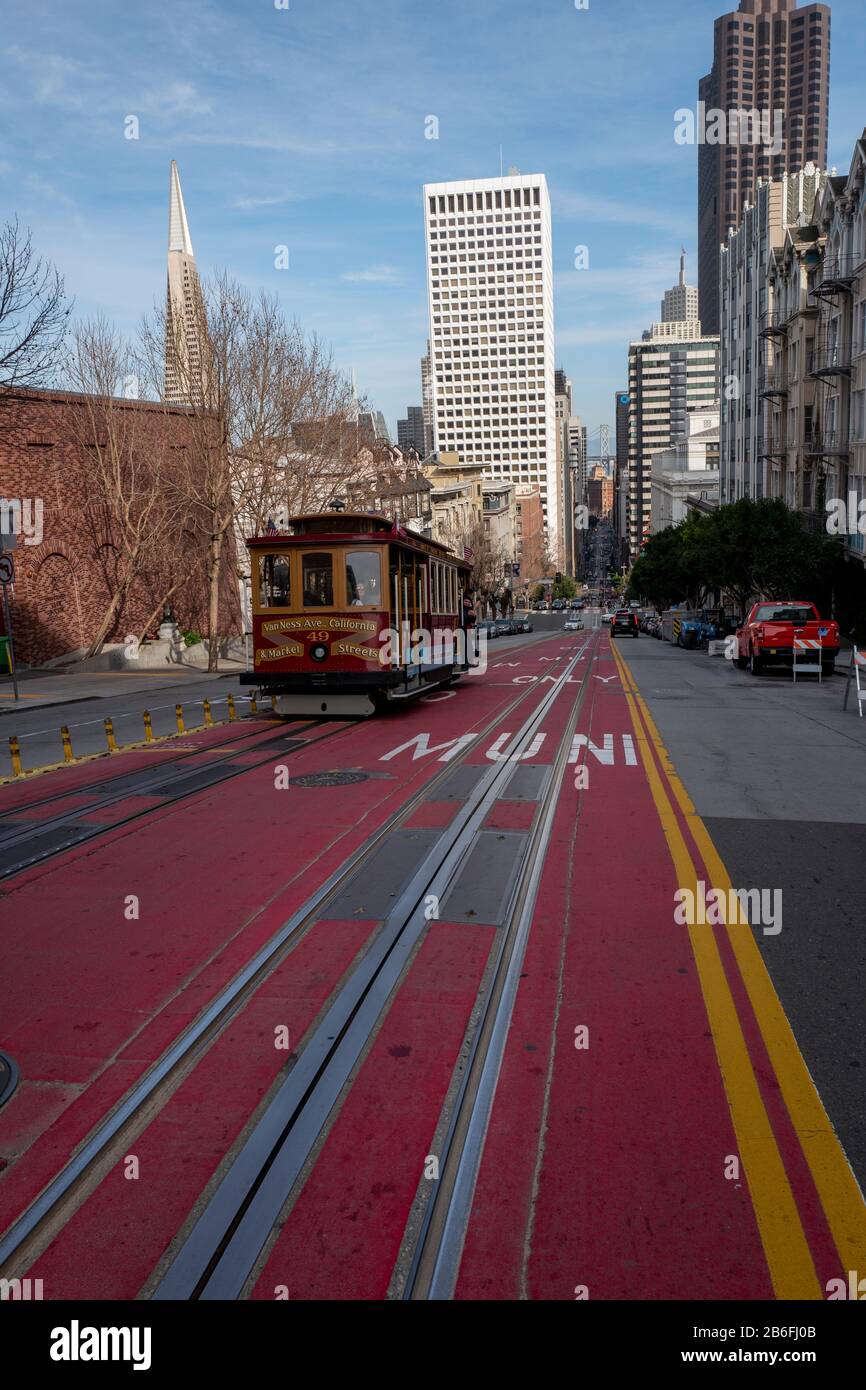 Rues de San Fracisco avec téléphérique ou des chemins de tram sur les collines, Californie, États-Unis Banque D'Images