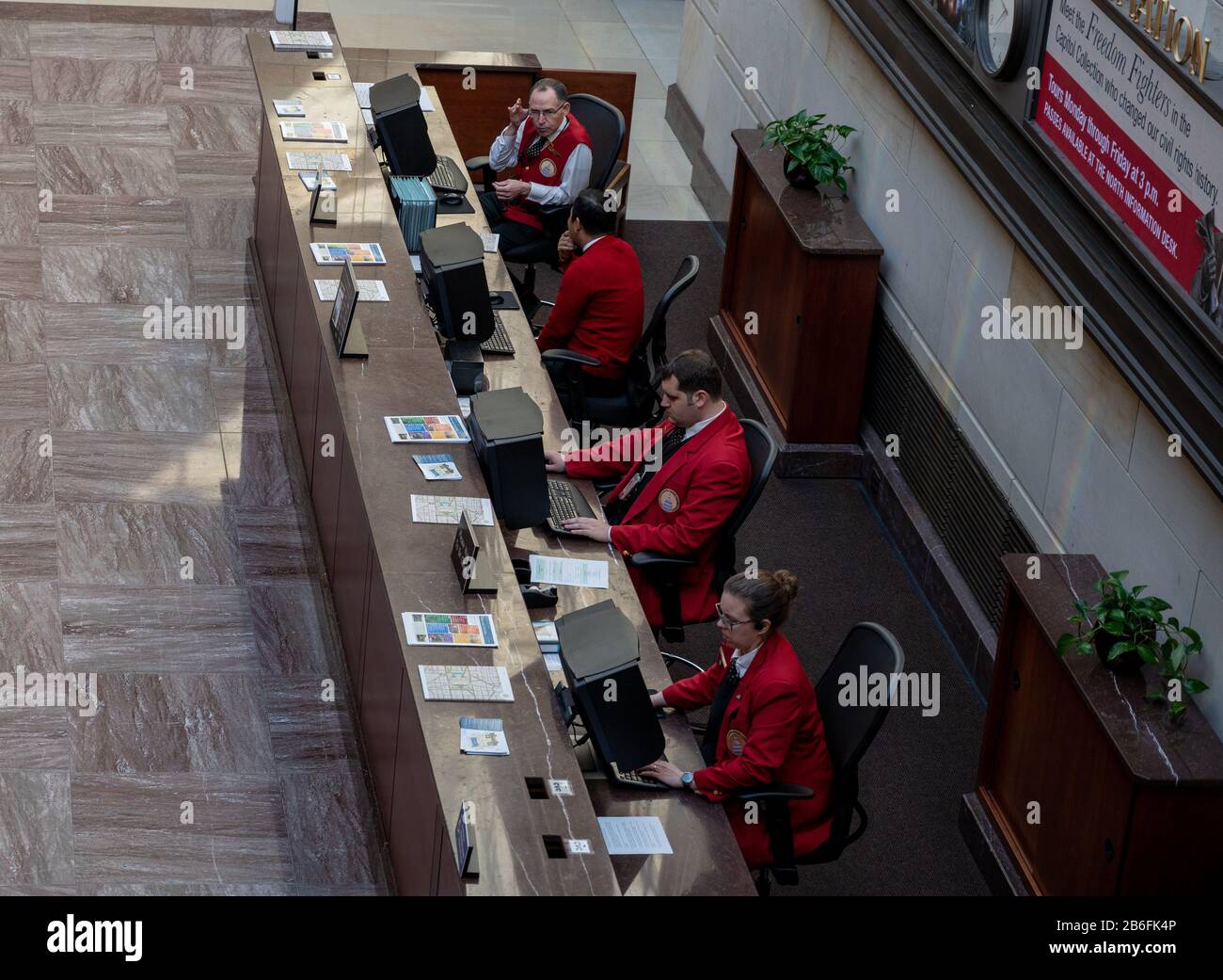 Washington, DC, États-Unis — 4 mars 2020. Des employés de bureau dans des vestes rouges travaillant à la réception du Capitol Building. Banque D'Images