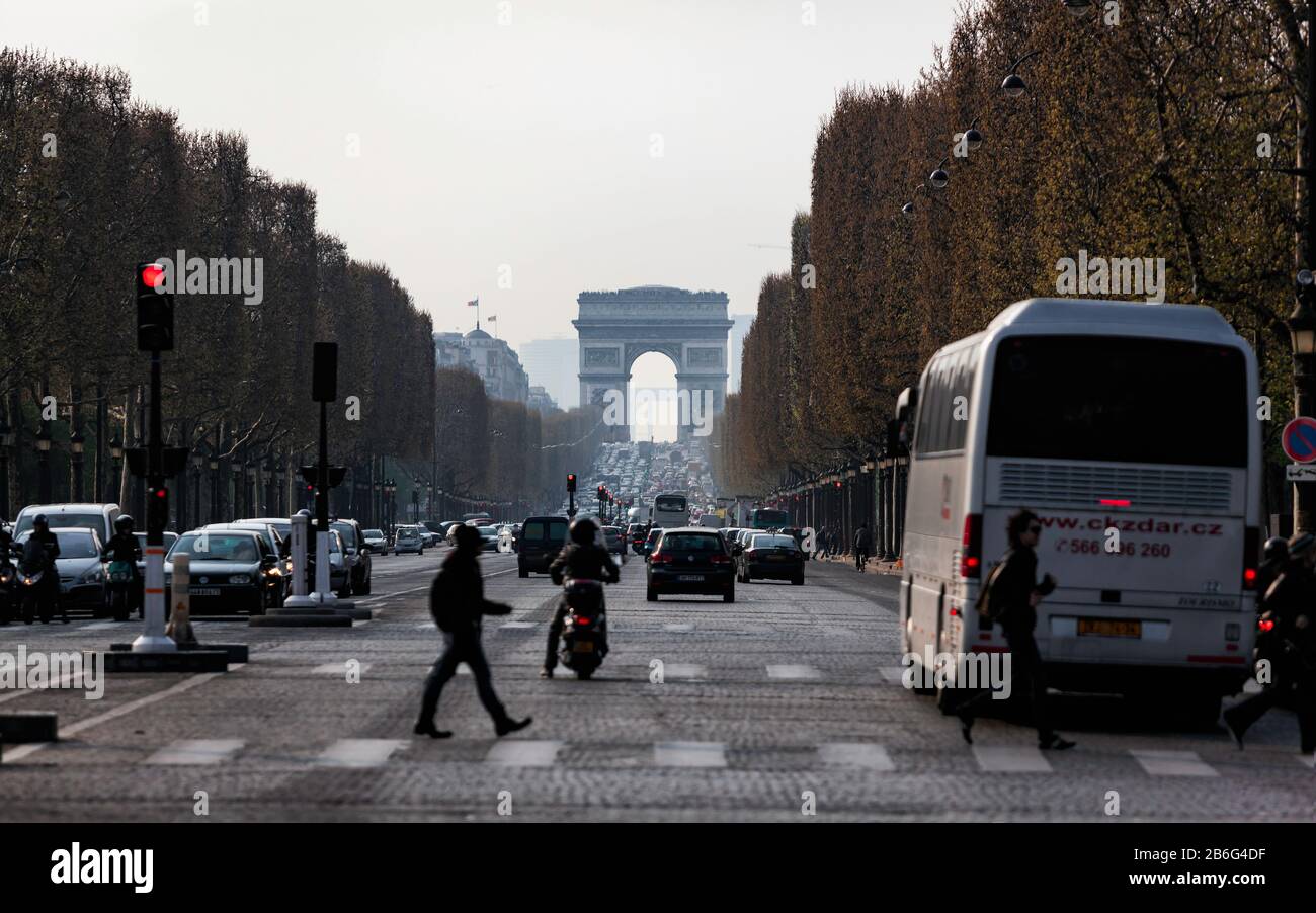 Authentique vie quotidienne à Paris : circulation aux heures de pointe sur les champs-Elysées de la Concorde à l'Arc de Triomphe, Rive droite, Paris, France, Europe Banque D'Images Authentique vie quotidienne à Paris : circulation aux heures de pointe sur les champs-Elysées de la Concorde à l'Arc de Triomphe, Rive droite, Paris, France, Europe Banque D'Images
