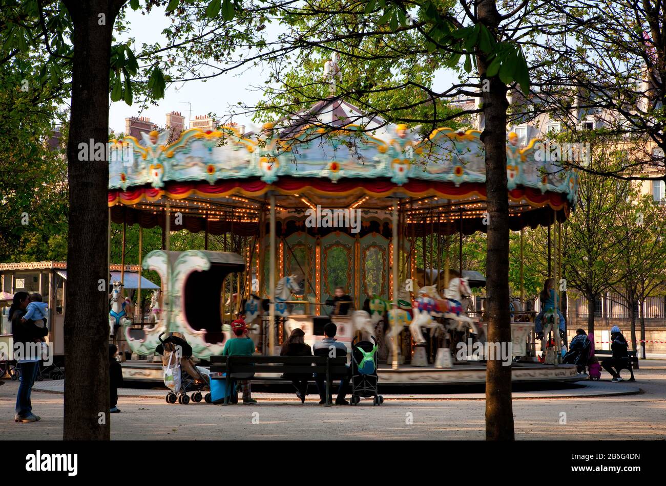 Vie quotidienne à Paris : les parents et les enfants apprécient le carrousel dans le jardin des Tuileries, Rive Droite, Paris, Europe, couleur Banque D'Images Vie quotidienne à Paris : les parents et les enfants apprécient le carrousel dans le jardin des Tuileries, Rive Droite, Paris, Europe, couleur Banque D'Images