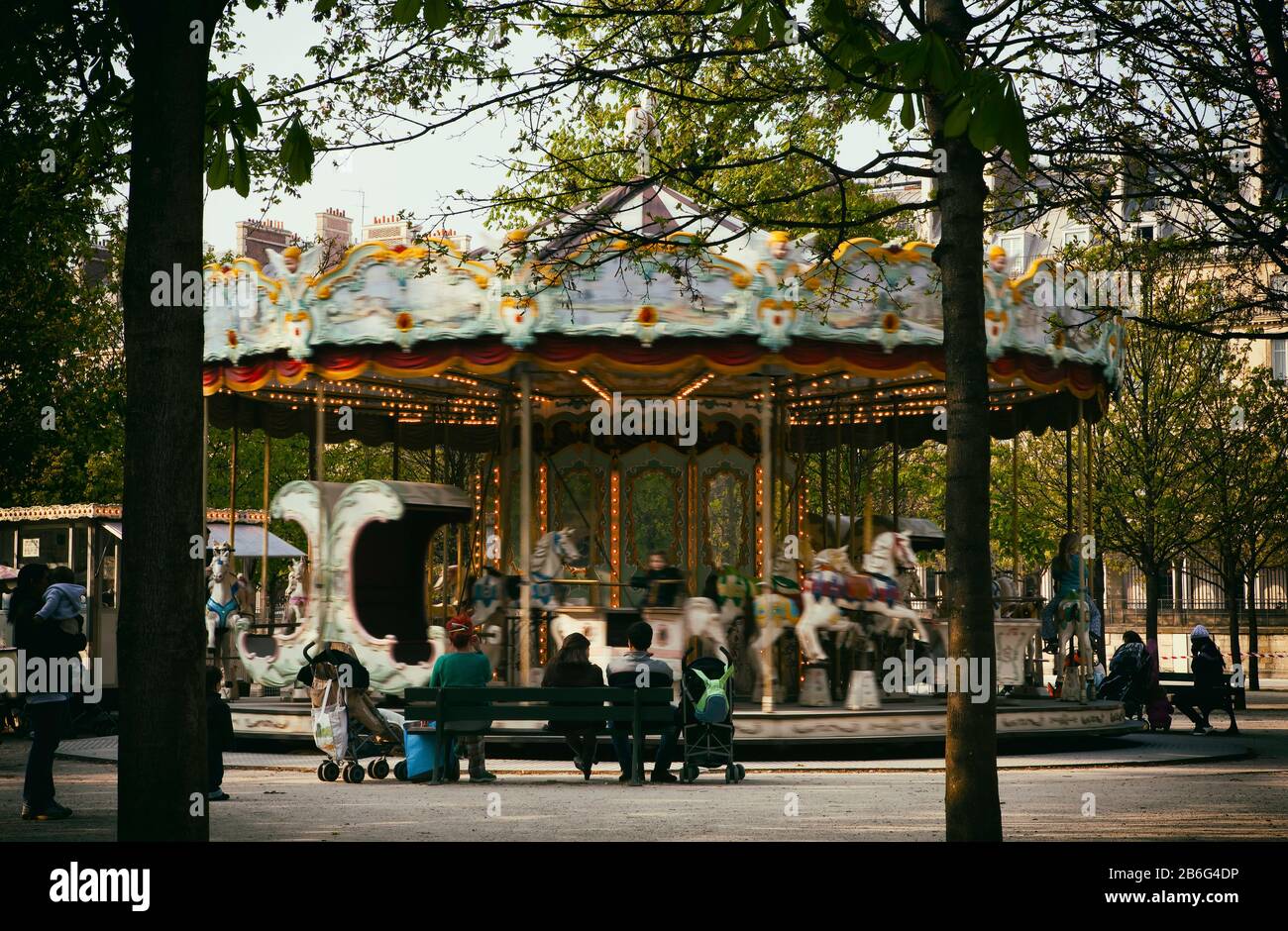 Vie quotidienne à Paris : les parents et les enfants apprécient le carrousel dans le jardin des Tuileries, Rive Droite, Paris, Europe, couleur Banque D'Images