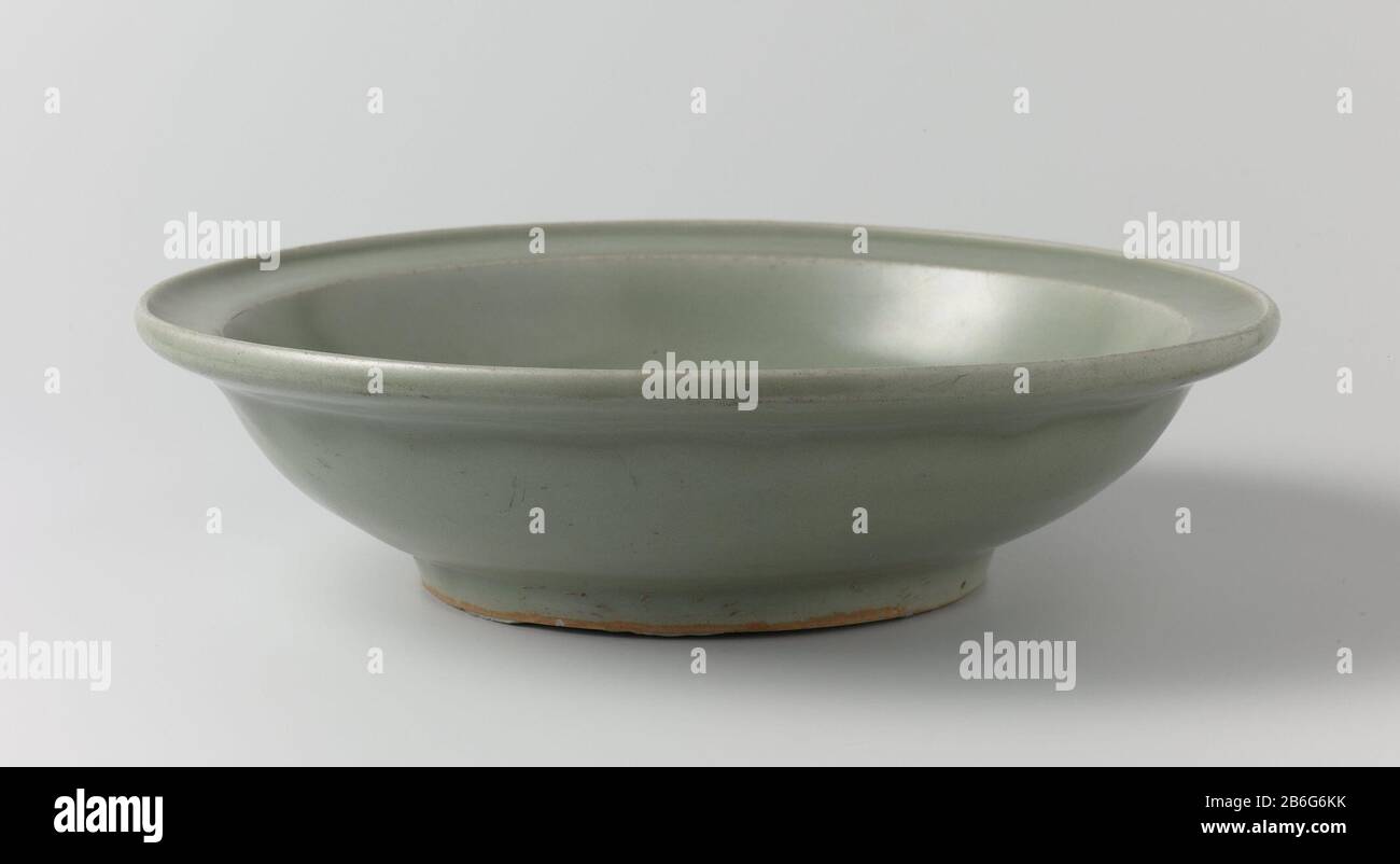 Celadon schotel Diepe schotel van steengoed, bedekt met een groen glaçuur. Rencontré een platte rand, die aan het uiteinde opstaat. Celadon. Fabricant : pottenbakker: AnoniemPlaats fabrication: Chine Dating: CA. 1300 - env. 1499School / stijl: Yuan-dynastie (1279-1368) / Ming-dynastie (1368-1644) kenmerken physique: Stéengoed met een celadon glaçuur matériel: Steengoed glaçuur Techniek: Draaiend bewerken / bakken / glaçuren Dimensions: H 7,1 cmrand D: 27,14 cm Banque D'Images
