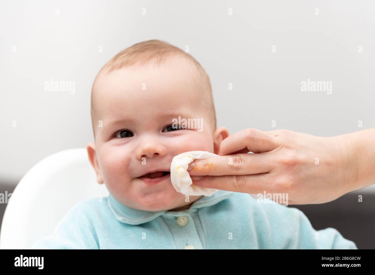 Mere Se Fait Moucher La Bouche Du Bebe Avec Napkin Apres Avoir Nouri Son Fils De Bebe Avec De La Nourriture A La Maison Photo Stock Alamy