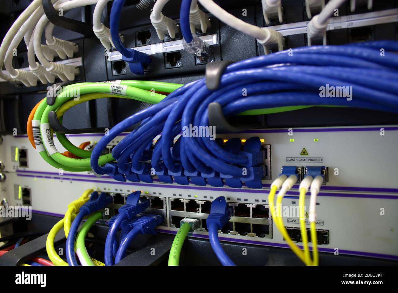 Câbles Ethernet et câble à fibre optique branchés sur les serveurs Photo  Stock - Alamy
