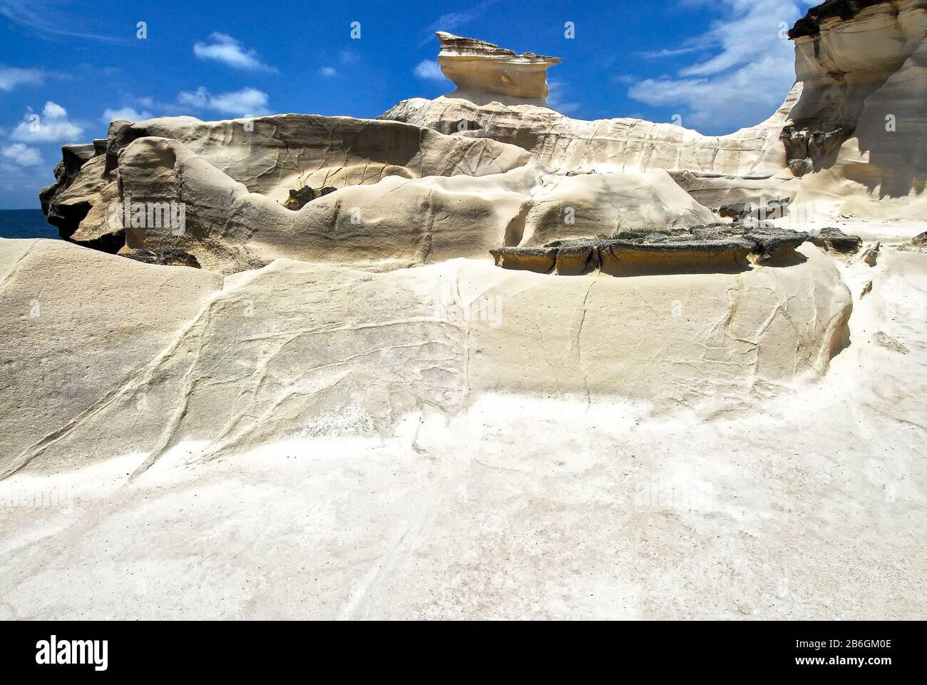 Vue panoramique à angle bas des rochers de Capuraoan, aussi formation de Kapurawan Rock sur la côte près de Burgos, Ilocos Norte, Luzon Nord, Philippines, Asie Banque D'Images