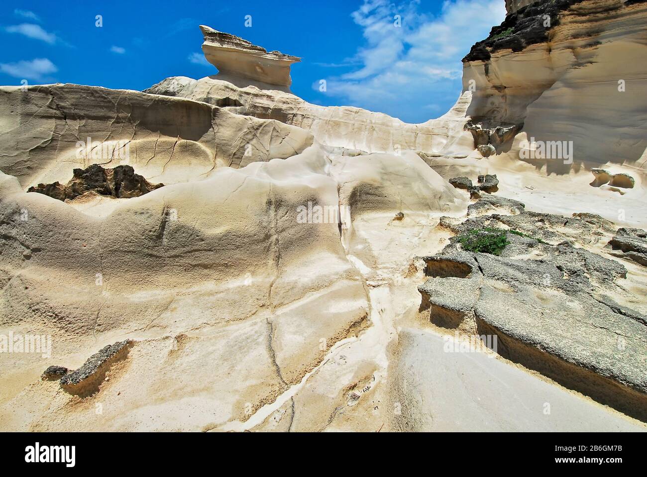 Vue panoramique à angle bas des rochers de Capuraoan, aussi formation de Kapurawan Rock sur la côte près de Burgos, Ilocos Norte, Luzon Nord, Philippines, Asie Banque D'Images