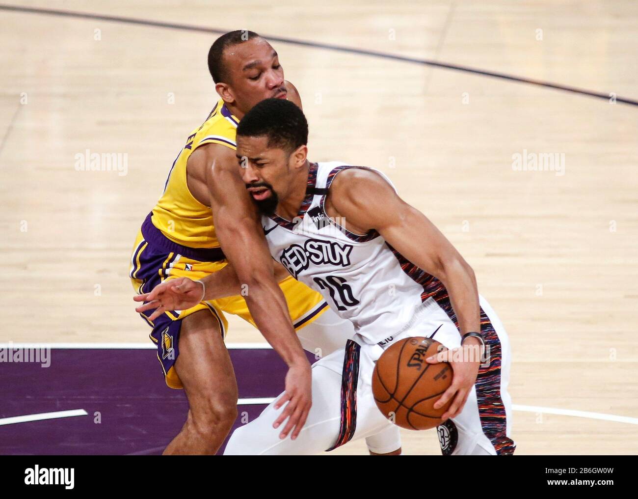 Los Angeles, Californie, États-Unis. 10 mars 2020. Le gardien des Filets de Brooklyn Spencer Dinwiddie (26) lutte contre Avery Bradley (11) des Lakers de Los Angeles lors d'un match de basket-ball NBA entre Los Angeles Lakers et Brooklyn Nets, le mardi 10 mars 2020, à Los Angeles. Crédit: Ringo Chiu/Zuma Wire/Alay Live News Banque D'Images