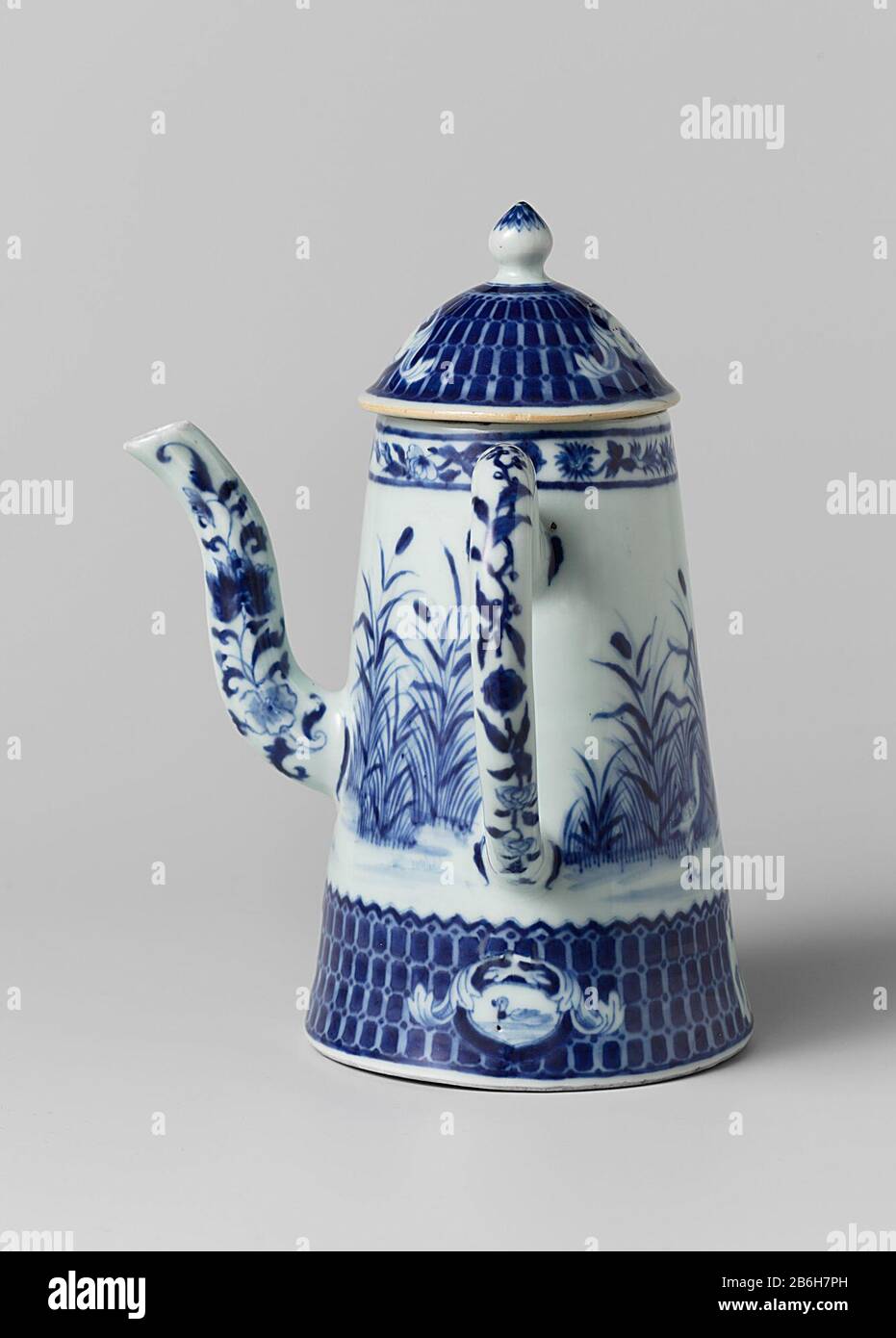 Café conique avec une photo du Parasol Ladies Coninsche koffiekan van porselein met het c-vormigue oor en de s-vormigue tuit haaks op elkaar, beschilderd dans onderglaruur blauw. Op de wand een dame bij een vijver met riet gebarend naar drie vogels voor haar op het Land, naast de dame een bediende die een rijkversierde parasol boven haar hoofd houdt. Op de rand bloemtakken afgewisseld met en medaillon. De onderzijde van de wand a rencontré een honingraatmotief onderbroken porte twee cartridges rencontré een pioentak en twee medaillons rencontré een zwemmende eend. Het oor en de tuit met bloemranken. De voorstel Banque D'Images