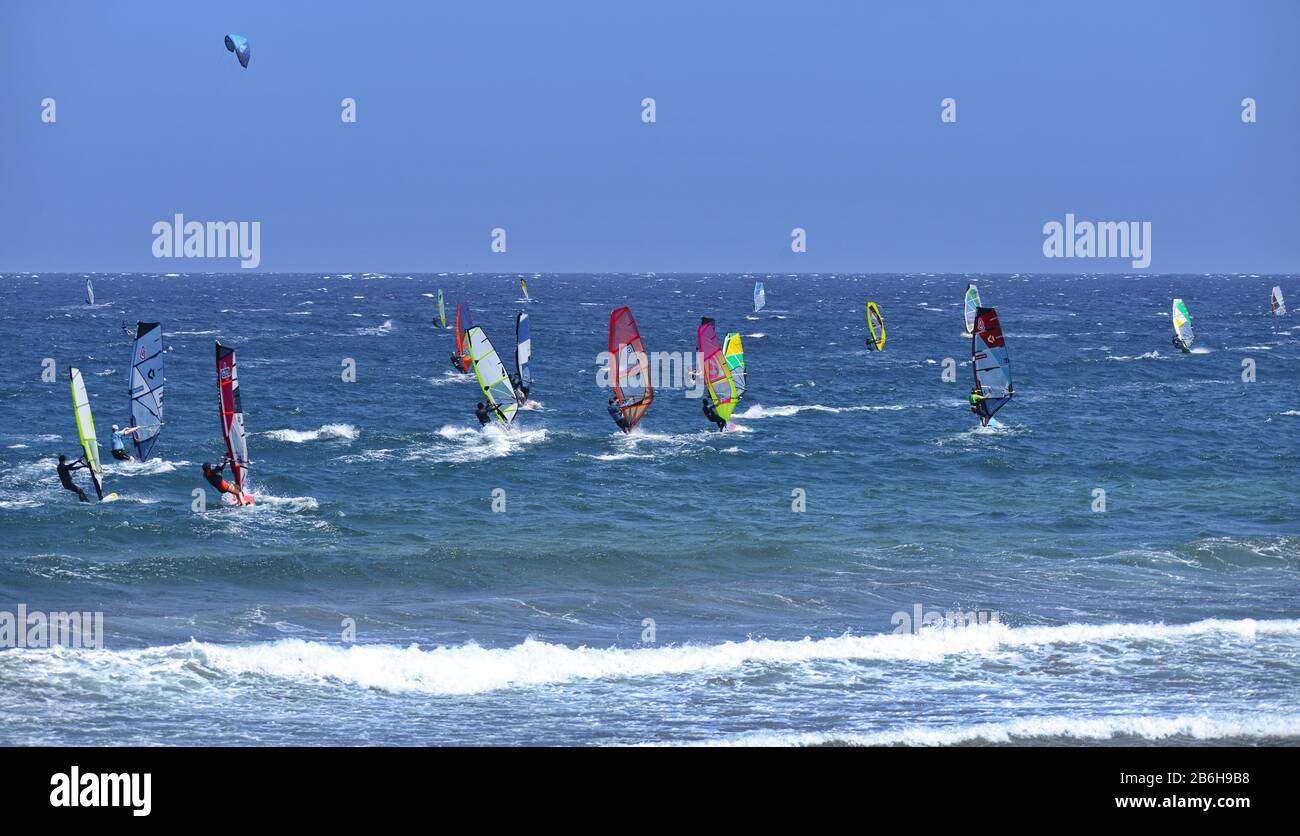 Tenerife, Îles Canaries, Espagne - 30/07/2019: Beaucoup de chitesurfer et de planche à voile sur l'océan à la plage de surfeurs El Medano, Tenerife Banque D'Images