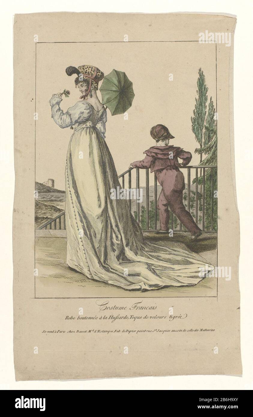 Femme laissée dans une robe avec boutons à la Hussarde. Manches longues et  traînée. Sur la tête, un toque de velours à pois. Autres accessoires :  contour d'oreille dans l'oreille gauche, parasol.