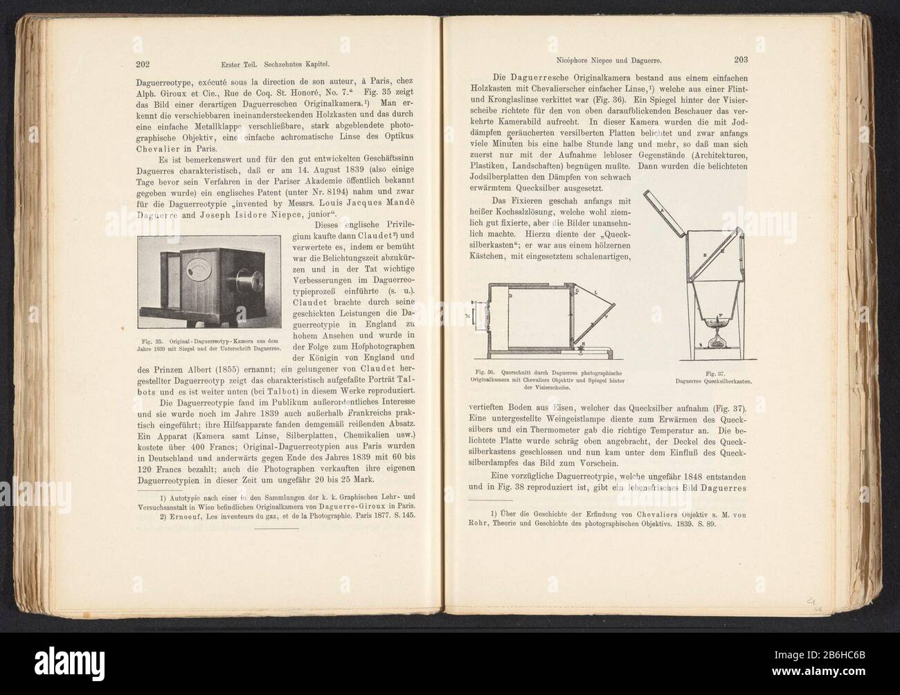 Daguerréotype caméra daguerréotype originale caméra de 1839 avec joint et signée par Daguerre (objet titel op) Daguerréotype caméra original-Daguerreotyp-Kamera aus dem Jahre 1839 mit Siegel und der Unterschrift Daguerre (objet titre) Type de propriété: Impression photographique Numéro d'article: RP-F-509-2001 marques: 35.' Fabricant : créateur: Anonyme Date: 1900 - ou pour 1905 matériel: Technique du papier: Autotypique Dimensions: Imprimer: H 38 mm × W 58 mmToelichtPrent page 202. Objet: Appareil photo  photographie Banque D'Images