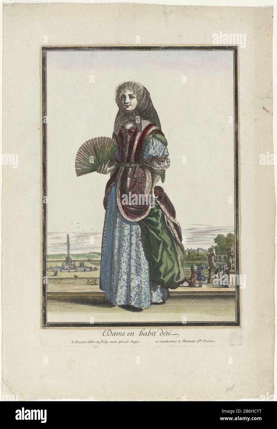 Femme dans des vêtements d'été élégants, debout devant un parc avec une fontaine. Elle est vêtue d'une jupe et d'un manteau assorti avec manches. Sur le huluberlu) coiffure un foulard, selon le dos. Un ventilateur repliable à droite. La photo fait partie de la deuxième série: Suite de costumes gravée par Jean le Pautre (en partie pour le Nouveau Mercure Galant), avec 12 reproductions. Suite de costumes se compose de trois séries totalisant 40 prenten. Fabricant : printmaker Jean Lepautre (bâtiment classé) dans son dessin: Jean Lepautre (bâtiment classé) Daté: 1676 - 1678 Caractéristiques physiques: Engraa, main- Banque D'Images