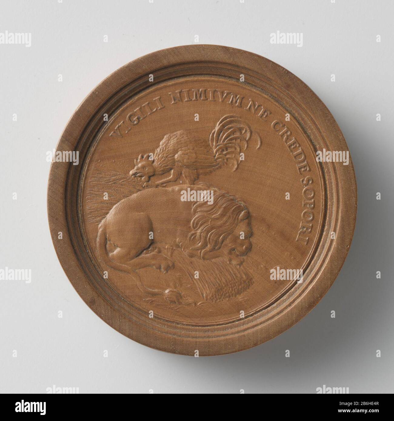 Jouer aux checkers avec performance Opschrift 'VIRGILI NIMIVM ne CREDE SOPORI, afeelding een haan staand op een liggende leeuw. OP DE ACHTERKANT 'TRAU NICHT DEM APPETIT, DIE KÖRNERAUS ZU PIKEN ES KONTE DIR DIE LUST. INEINER KLAU ERSTICKEN'. Fabricant : Plaats fabrication: Duitsland Dating: 1675 - 1700 matériau: Palmhout Dimensions: D 5,8 cm. Banque D'Images