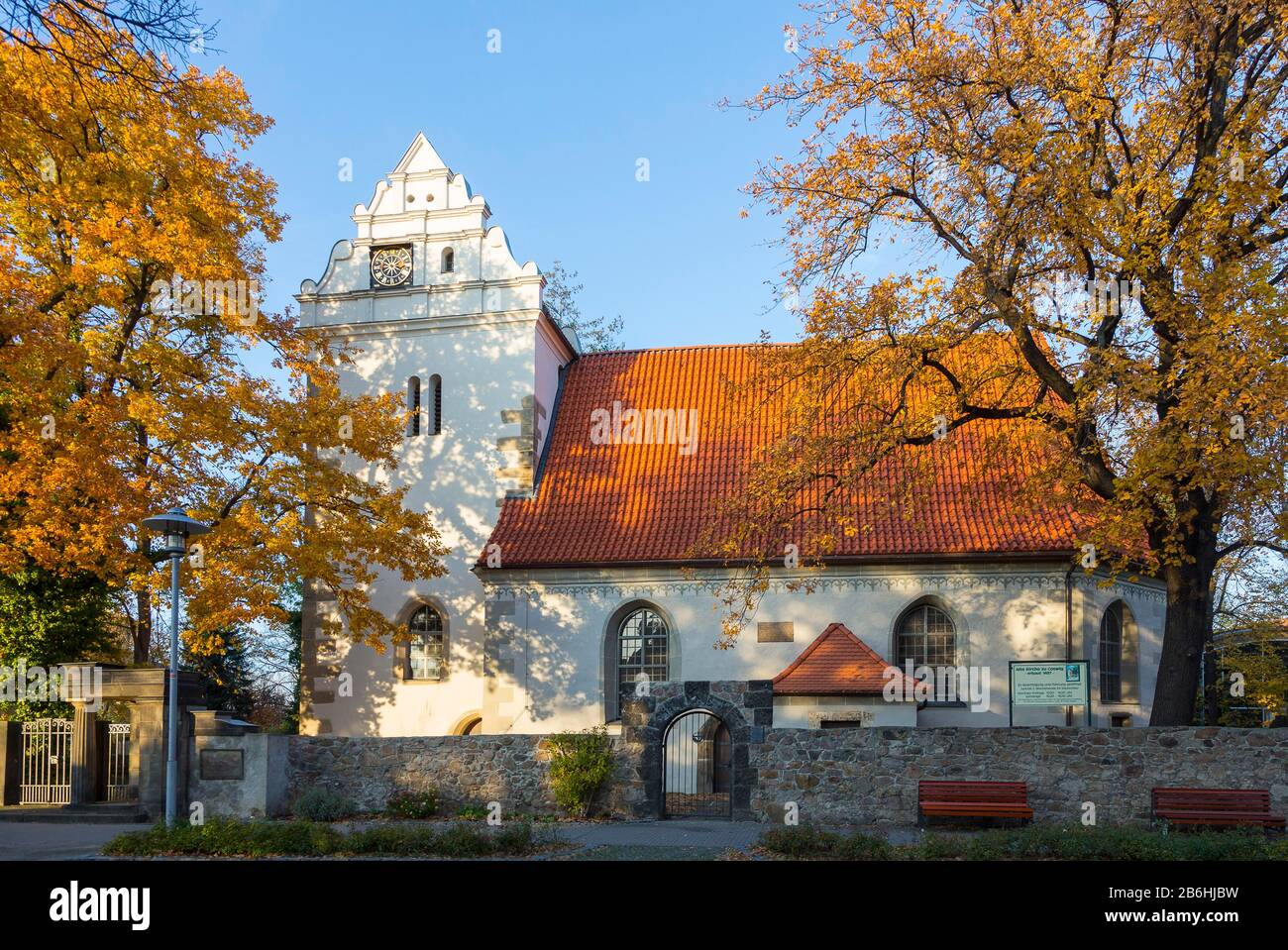 Ancienne église en automne, Coswig, Saxe, Allemagne Banque D'Images