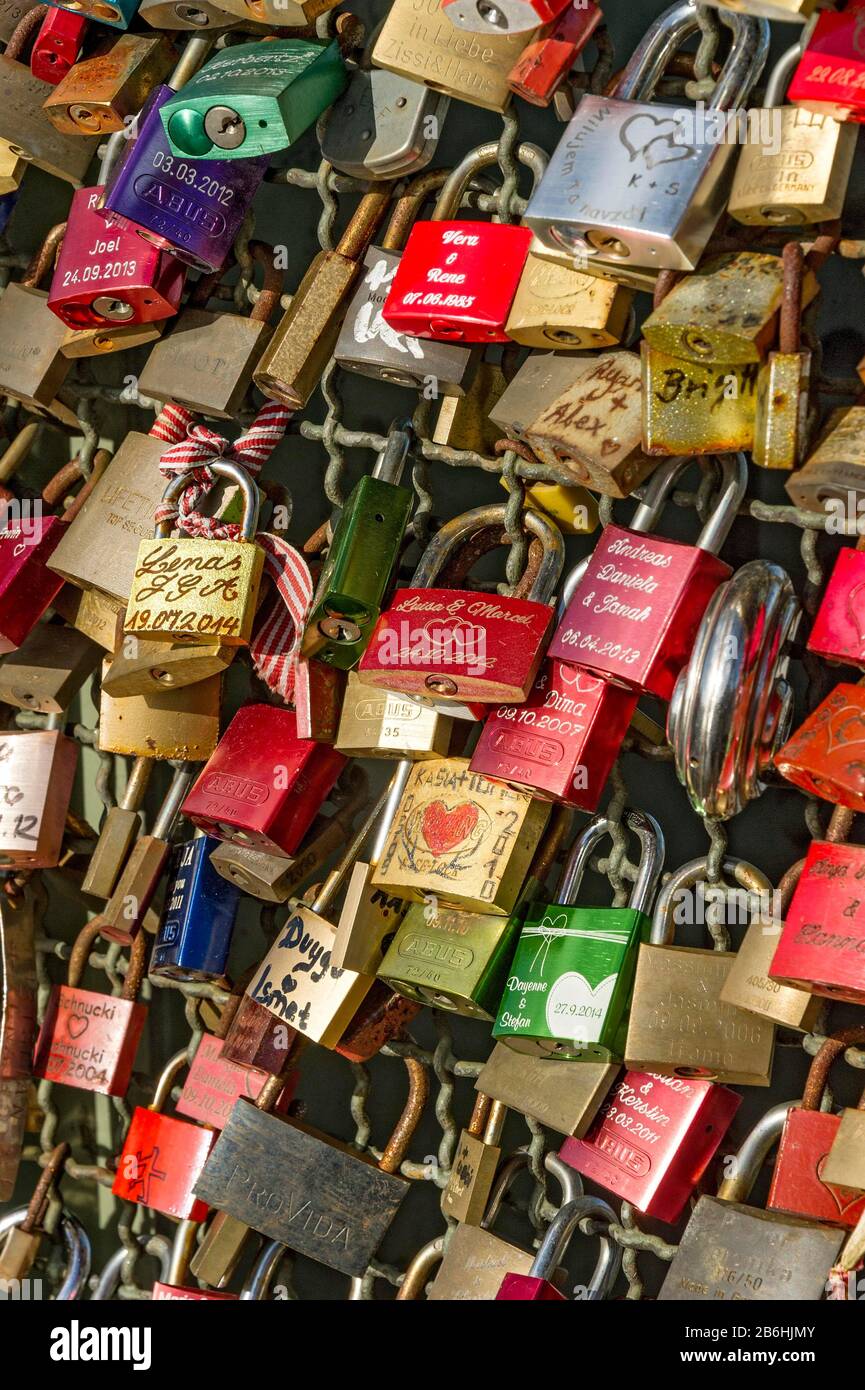 Serrures, cadenas d'amour, Pont Hohenzollern, Cologne, Rhénanie du Nord-Westphalie, Allemagne Banque D'Images