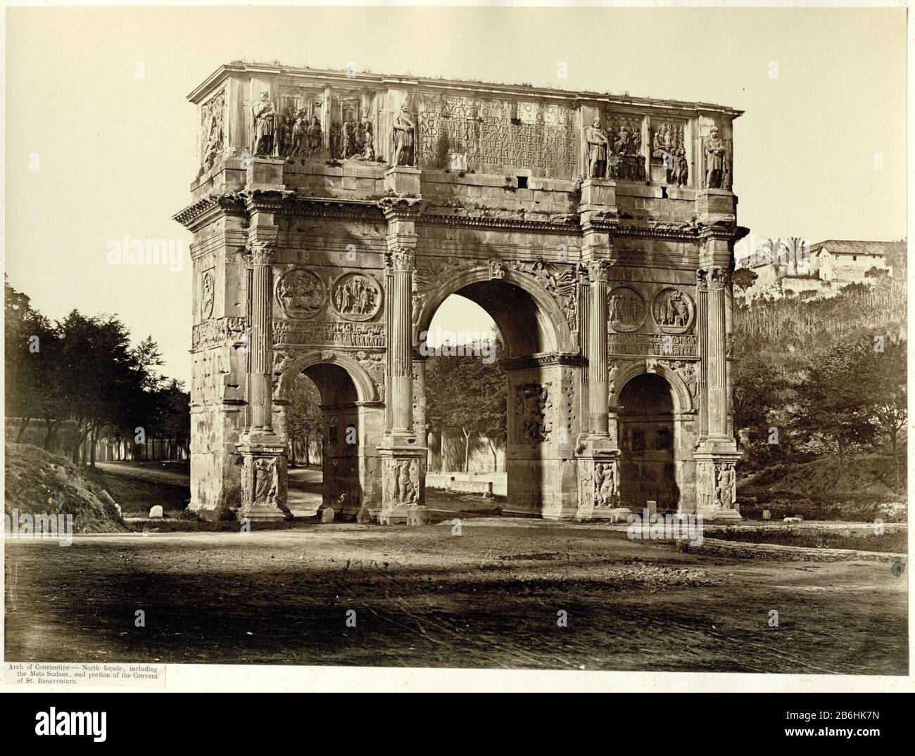 The Arch of Constantine, North Side, Rome Arch of Constantine, North Side, Rome Property Type: Photo geallumineerde Salt print Numéro d'article: RP-F F80034 Inscriptions / marques: Title, left: 'Arche de la façade Constantine-Nord, zoals les Meta Sudans, et une partie du Couvent de Saint Bonaventura '(Est titre de MacPherson Cat.) numéro, dans le passage d'arc dans le sous-sol, sur négatif écrit: '5' (état dans Anderson 1859 Cat.) numéro à droite dans le lit, sur un négatif écrit,' 38 ' (état de chat Anderson c 1871..) Manufacture Créateur: Photographe: James Anderson Dating: CA. 1859 Dimensions : photo Banque D'Images